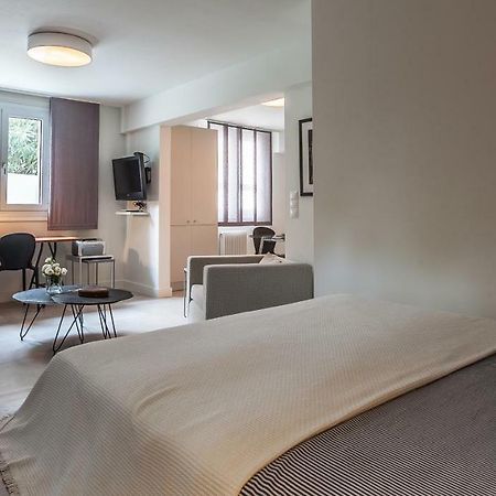 Unique Semi-Basement Stay At The Foot Of The Acropolis 아테네 외부 사진