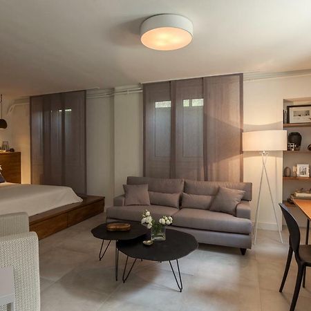 Unique Semi-Basement Stay At The Foot Of The Acropolis 아테네 외부 사진