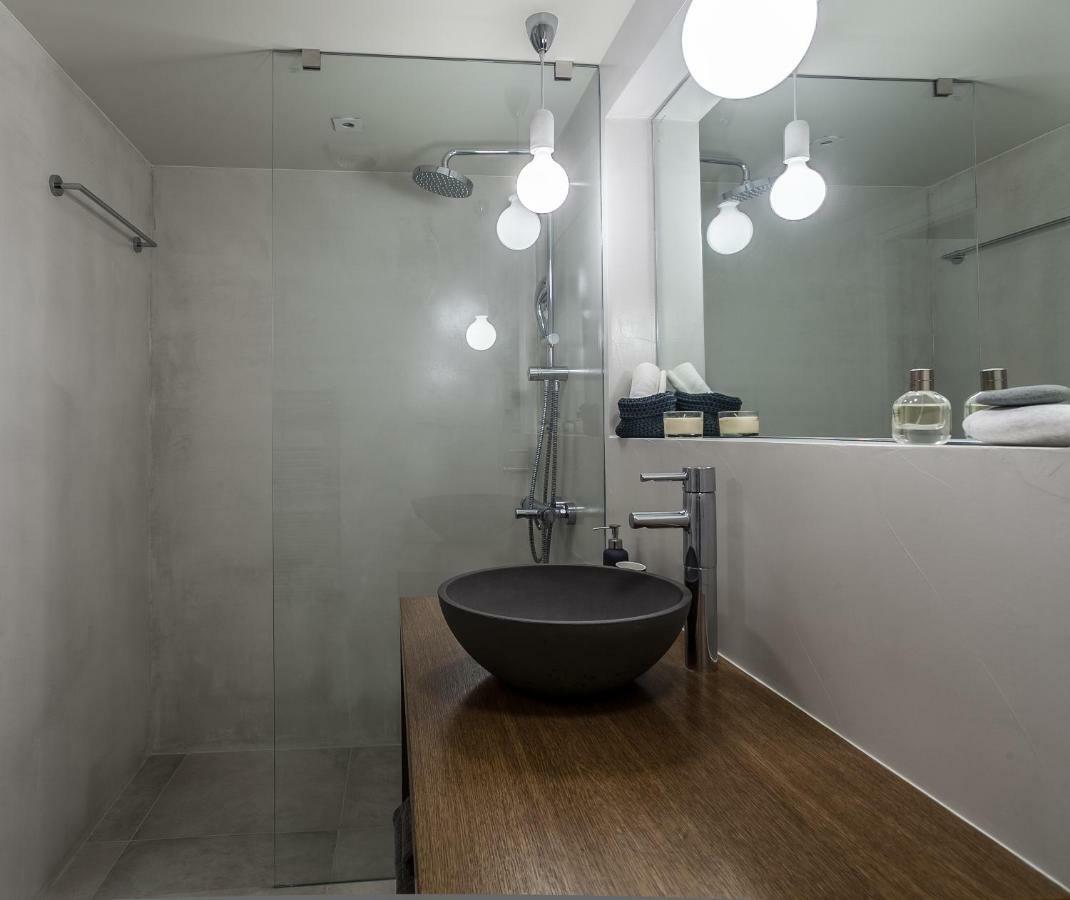 Unique Semi-Basement Stay At The Foot Of The Acropolis 아테네 외부 사진