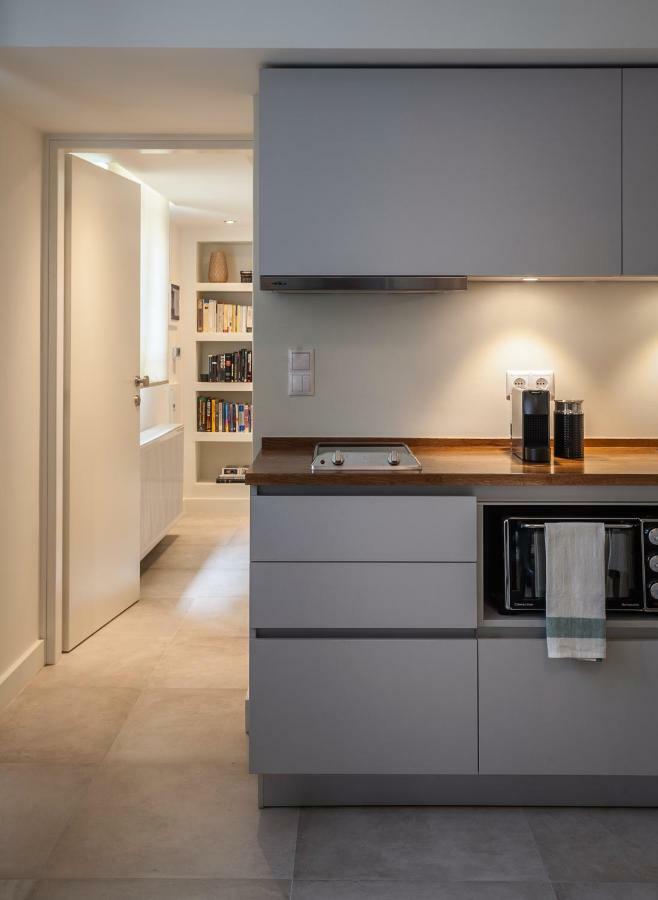 Unique Semi-Basement Stay At The Foot Of The Acropolis 아테네 외부 사진