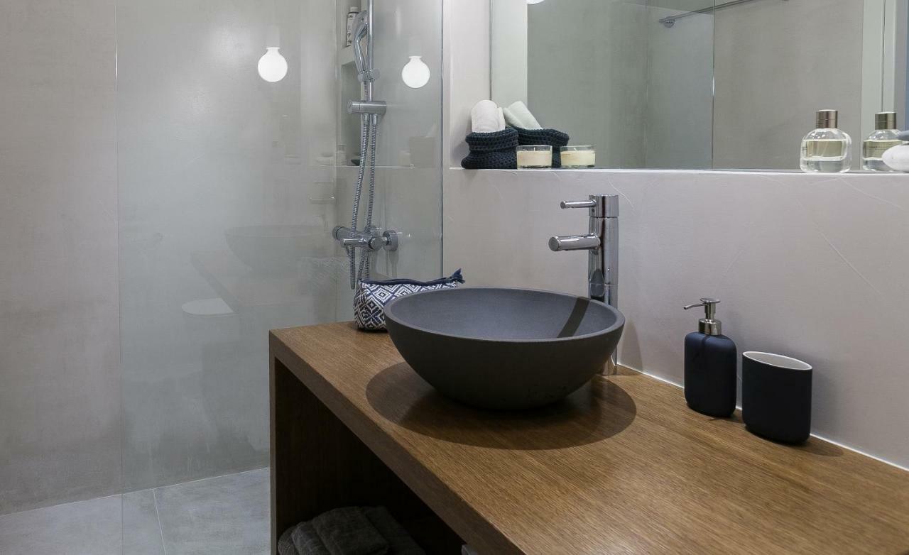Unique Semi-Basement Stay At The Foot Of The Acropolis 아테네 외부 사진