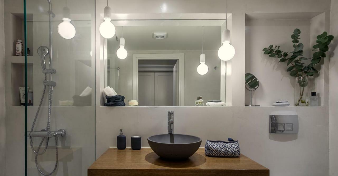 Unique Semi-Basement Stay At The Foot Of The Acropolis 아테네 외부 사진