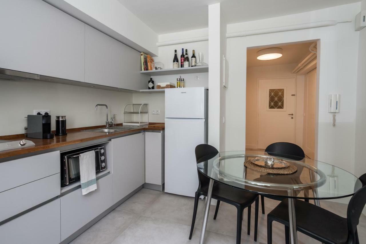 Unique Semi-Basement Stay At The Foot Of The Acropolis 아테네 외부 사진