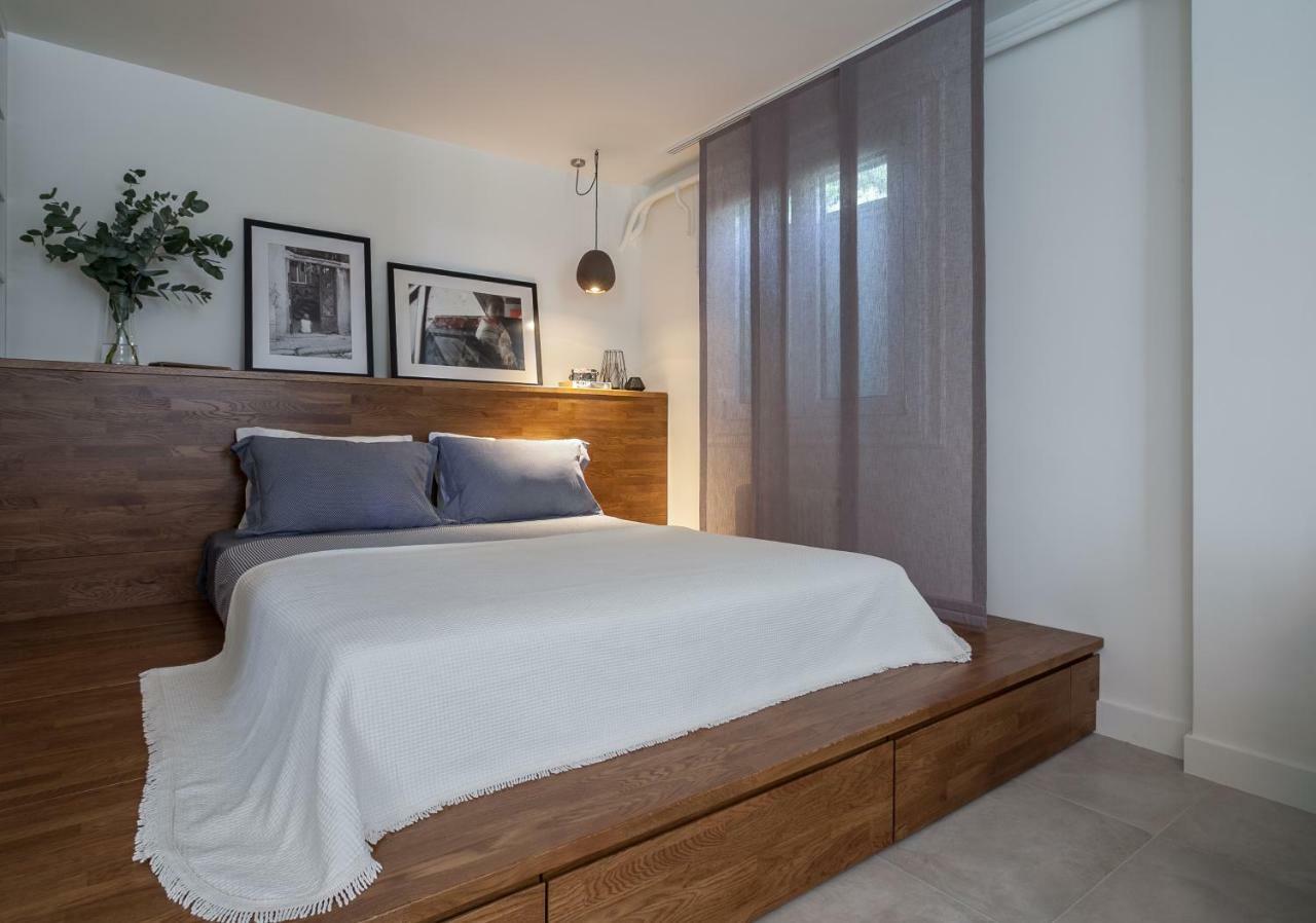 Unique Semi-Basement Stay At The Foot Of The Acropolis 아테네 외부 사진