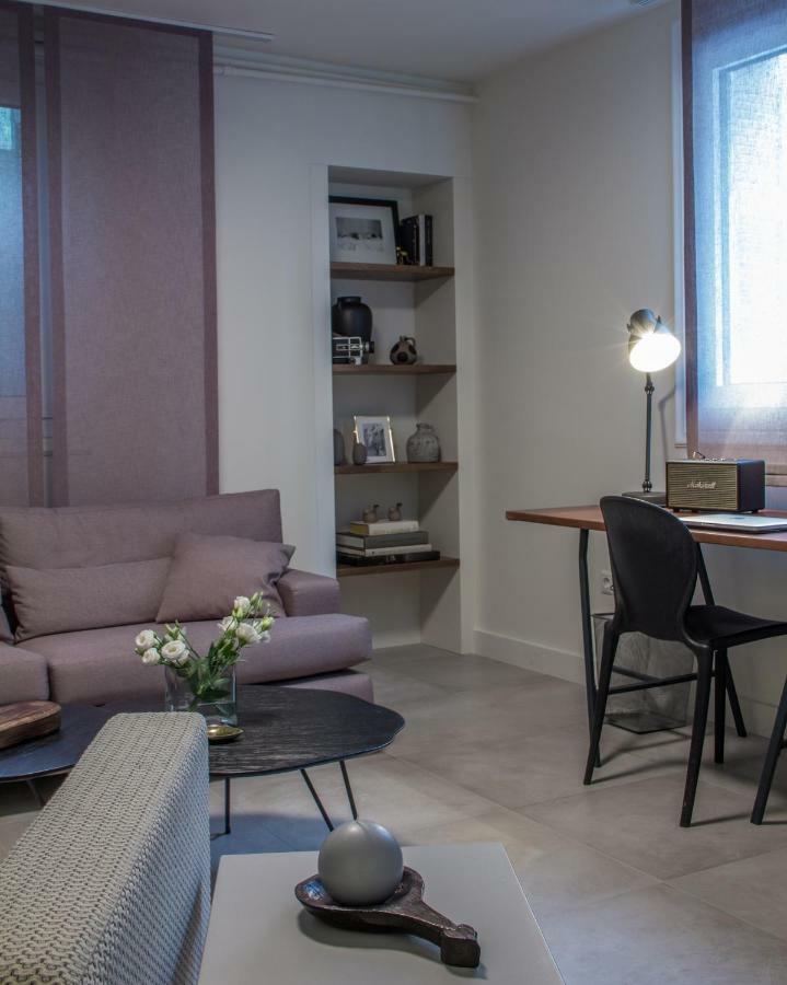 Unique Semi-Basement Stay At The Foot Of The Acropolis 아테네 외부 사진
