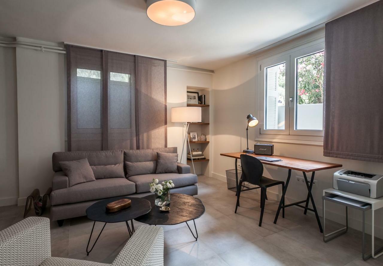 Unique Semi-Basement Stay At The Foot Of The Acropolis 아테네 외부 사진