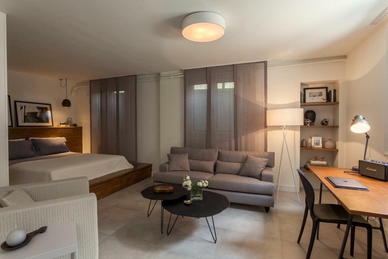 Unique Semi-Basement Stay At The Foot Of The Acropolis 아테네 외부 사진